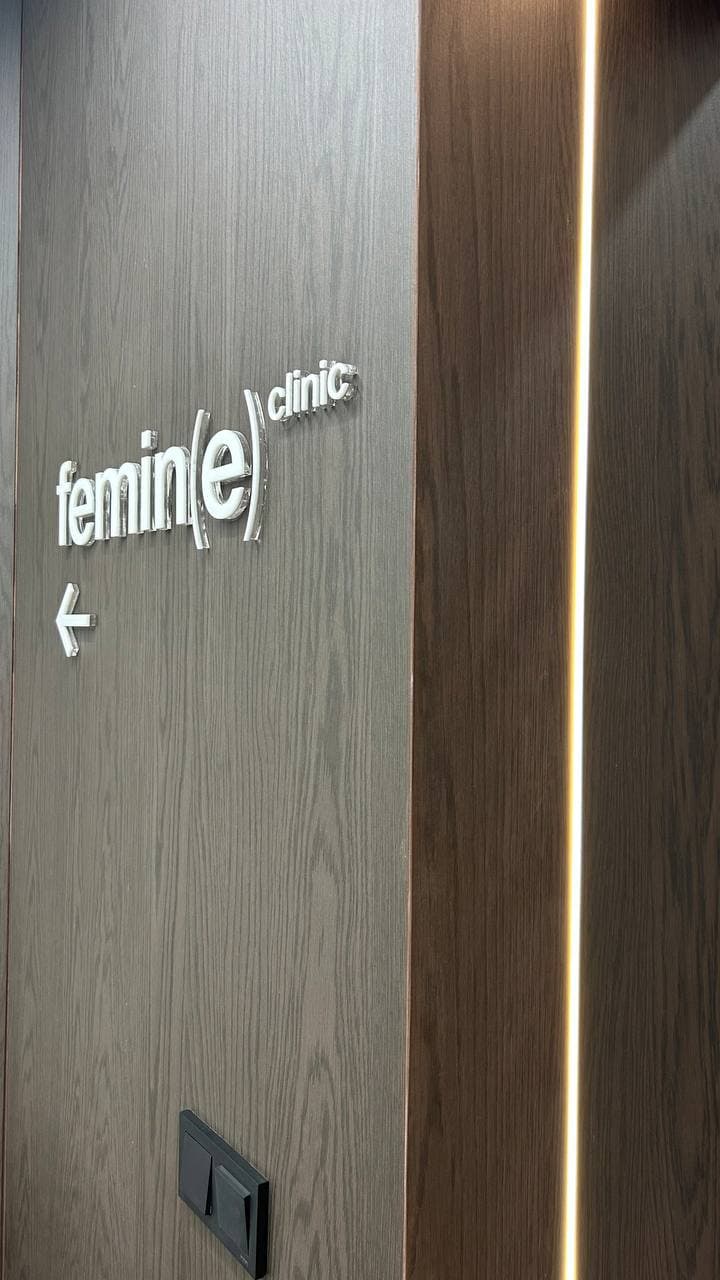 Навигация Femine clinic и вертикальная световая линия в стеновой панели