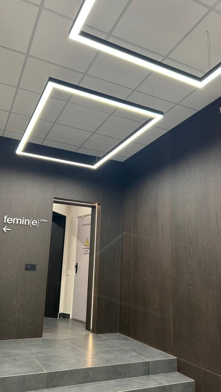 Вход в клинику Femine, два светящихся контура на потолке